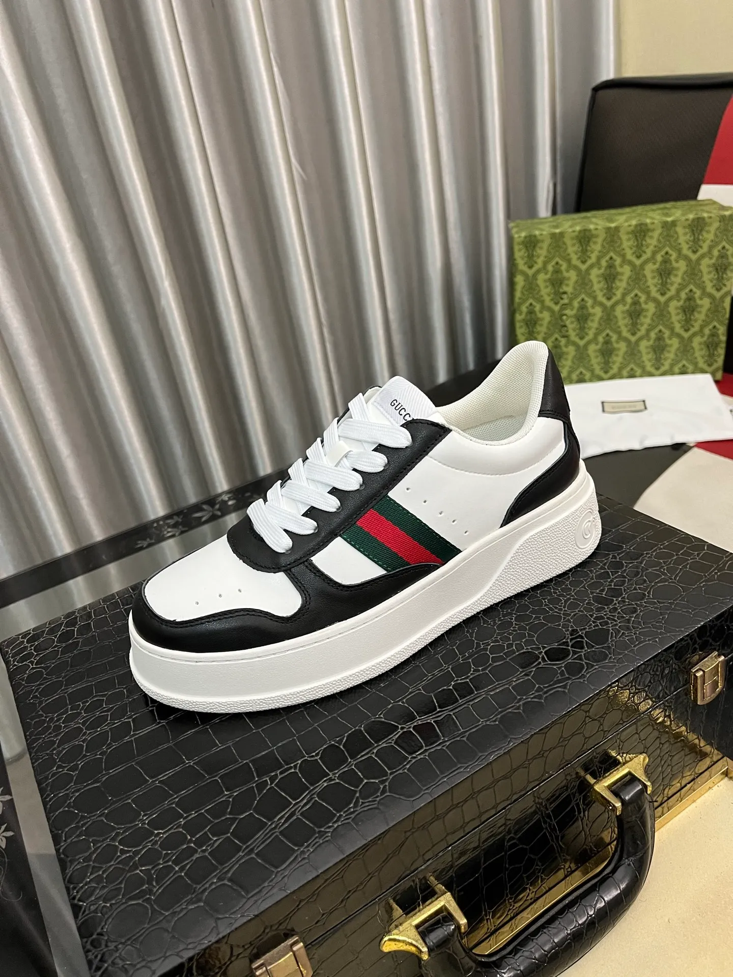 Men's Men's Shoes💰: 380⌚️⌚️[GUCCI] Gucci men's latest white shoe series casual shoes! The official website is built 1:1. Upper: Made of imported cowhide, with electric embroidery ➕Inner lining: Made of high-quality first-layer pigskin, soft and comfortable. Picky material selection and exquisite workmanship give you the best enjoyment. Size: 38-444️⃣Colors available